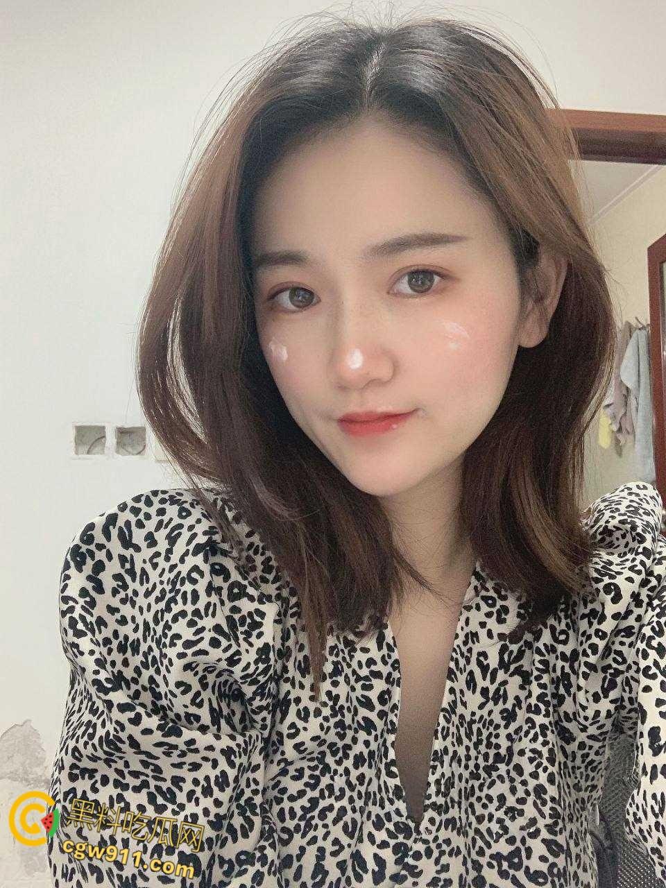 贵阳花溪保利溪湖【徐颖】,肉丝少妇足交勾引,白丝跪地口交吞精,蒙眼口塞内裤调教,高潮到呻吟连连!-1