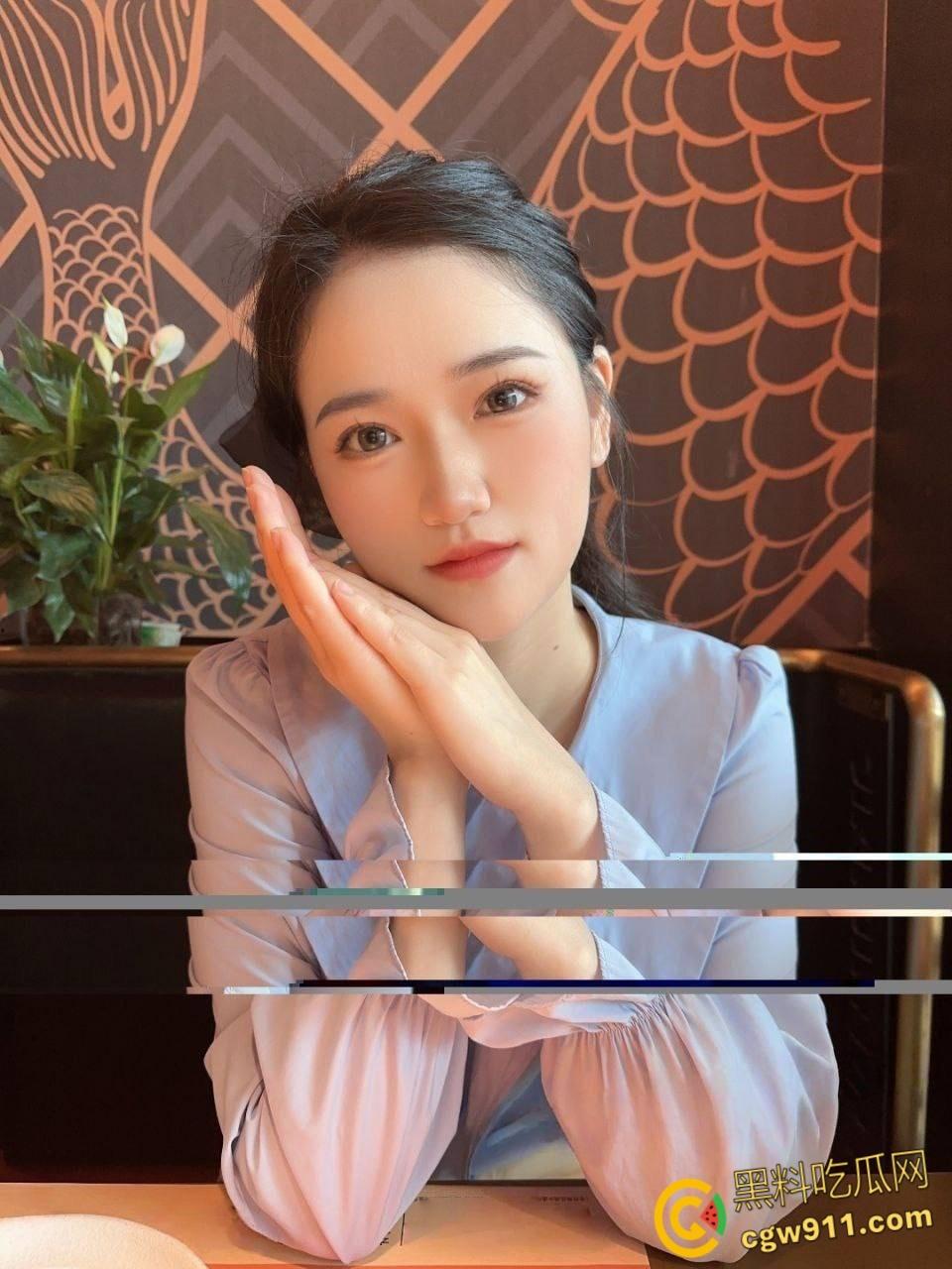 贵阳花溪保利溪湖【徐颖】,肉丝少妇足交勾引,白丝跪地口交吞精,蒙眼口塞内裤调教,高潮到呻吟连连!-3