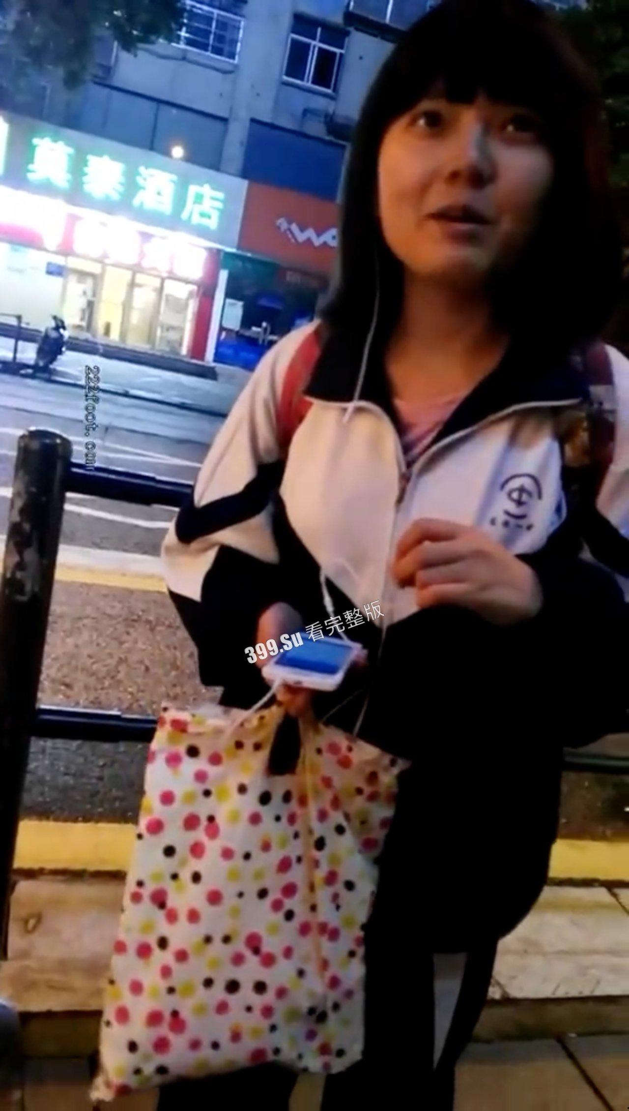 变态 往往拥有一颗大心脏  路上遇到中学生 诱骗对方脱鞋舔她脚（二）-1