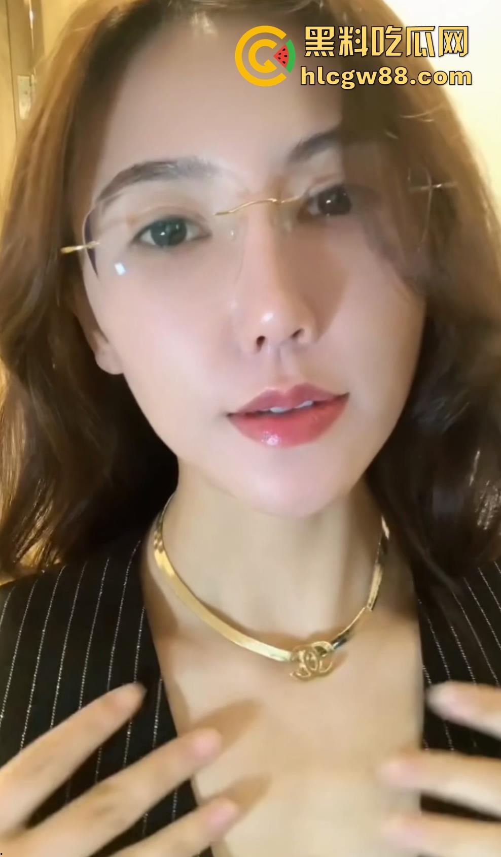 重庆大爷大妈户外河岸边激情野战 大妈俯身口爆 玩的是真花啊 这程度丝毫不输年轻人!-1