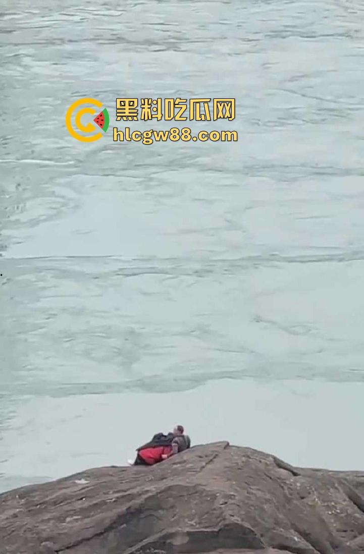 重庆大爷大妈户外河岸边激情野战 大妈俯身口爆 玩的是真花啊 这程度丝毫不输年轻人!-3