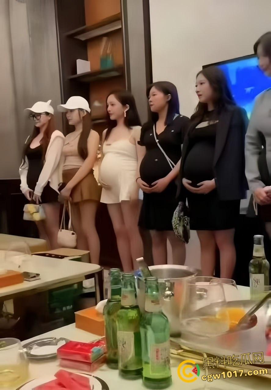 商务KTV惊见孕妇站台,高颜孕妇被金主2000拿下,乳房胀满奶水被疯狂爆操,大肚子妈妈为了奶粉豁出去了!-3