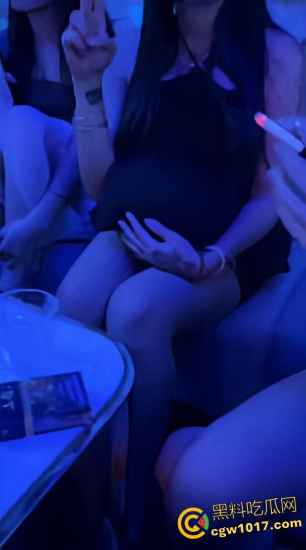 商务KTV惊见孕妇站台,高颜孕妇被金主2000拿下,乳房胀满奶水被疯狂爆操,大肚子妈妈为了奶粉豁出去了!-4