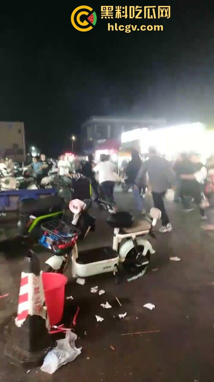 珠海渣男约会小三遭全家围堵暴打 无耻小三被扒光游街 亲爹都看不下去了!-5