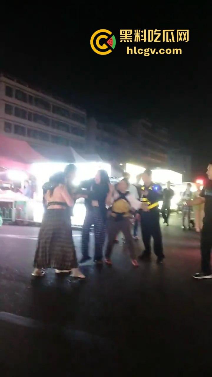 珠海渣男约会小三遭全家围堵暴打 无耻小三被扒光游街 亲爹都看不下去了!-9