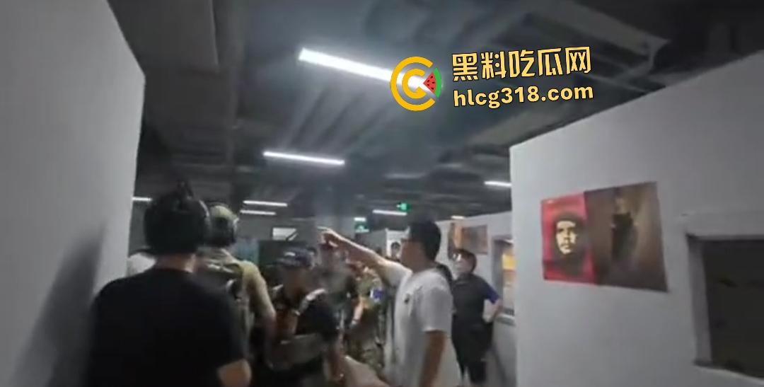 抖音【胖小悦】真人CS故意打人耍赖!黑衣侠见义勇为和胖妞男友起冲突!小仙女打不得?-5