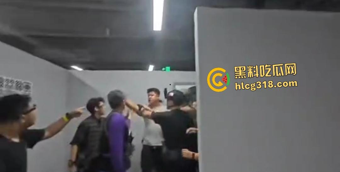 抖音【胖小悦】真人CS故意打人耍赖!黑衣侠见义勇为和胖妞男友起冲突!小仙女打不得?-7