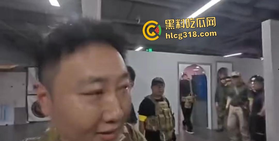 抖音【胖小悦】真人CS故意打人耍赖!黑衣侠见义勇为和胖妞男友起冲突!小仙女打不得?-8