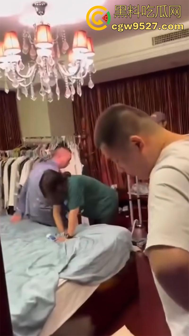 带人捉奸竟将自己抓走，女子发现老公出轨，带家人现场捉奸，疯狂殴打小三，结果警察到了竟把她抓了！-2