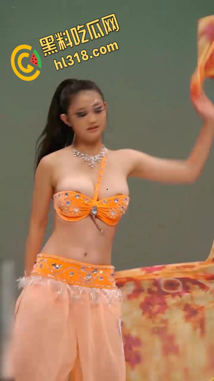 西北民族大学舞蹈学院,又出一位甩奶学妹,考试身穿抹胸吊带,硕大的奶子左摇右摆,奶头清晰可见 !-1