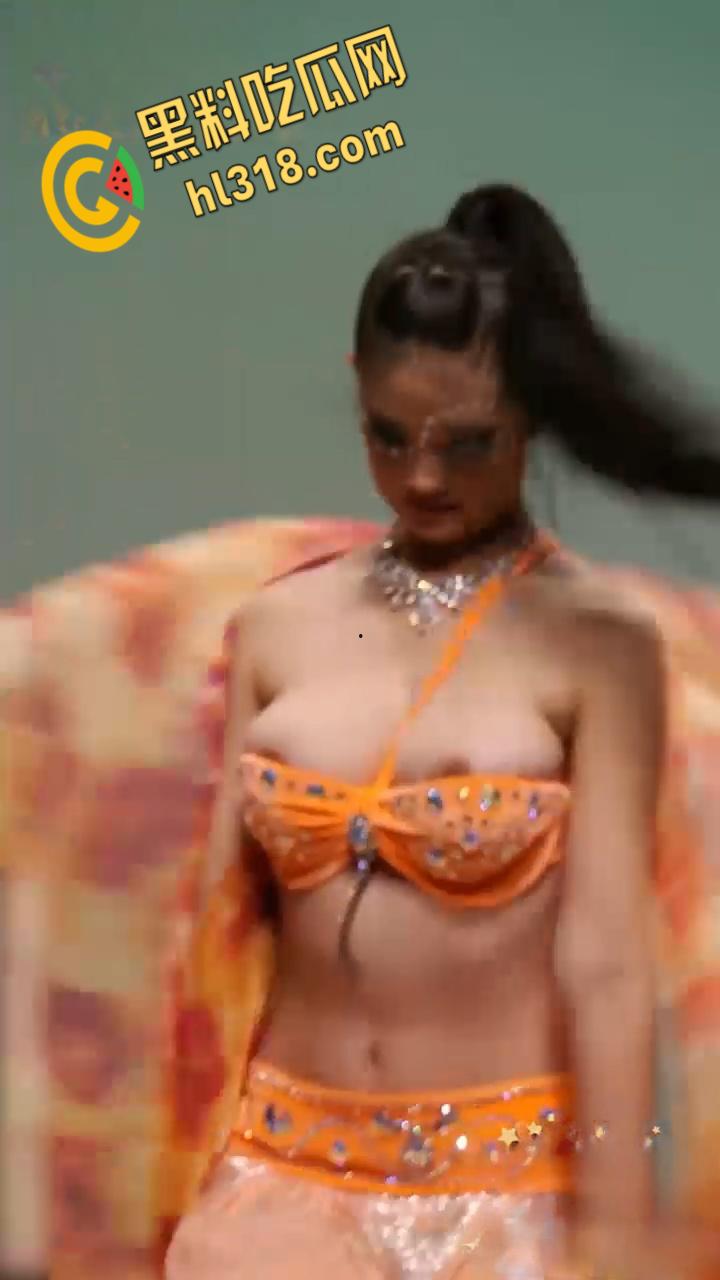 西北民族大学舞蹈学院,又出一位甩奶学妹,考试身穿抹胸吊带,硕大的奶子左摇右摆,奶头清晰可见 !-2