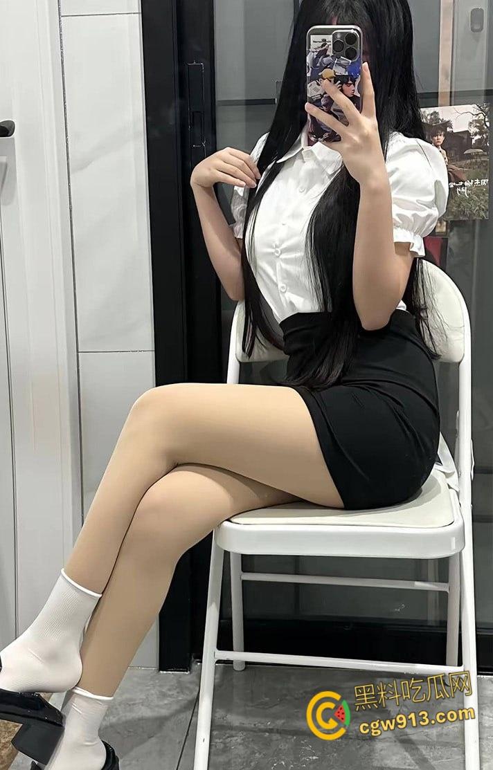 抖音擦边网红【爱吃猪脚饭】,白袜大长腿清纯脸蛋,JK短裙脱下性感内裤,假屌炮机狂插自慰!-3