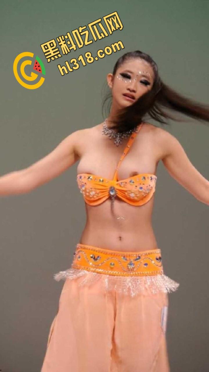 西北民族大学舞蹈学院,又出一位甩奶学妹,考试身穿抹胸吊带,硕大的奶子左摇右摆,奶头清晰可见 !-6