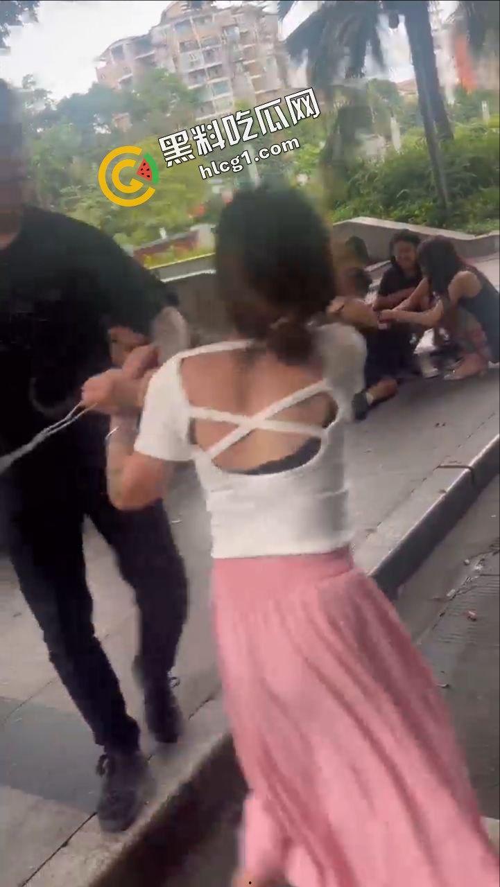 广西梧州小区公园精神小妹 互相撕逼 群殴打架 精神小伙拍摄视频传出-4