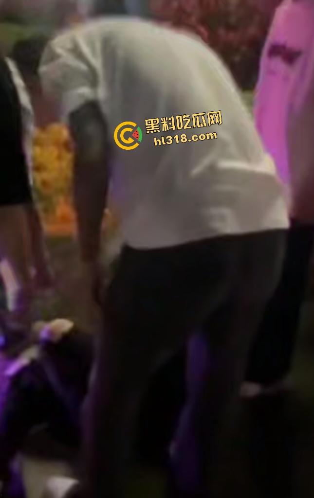 江西万载霸凌者反被群殴血溅当场！黄毛黑毛被打出心理阴影，棍子爆头血流不止，全靠路人打120急救！-2