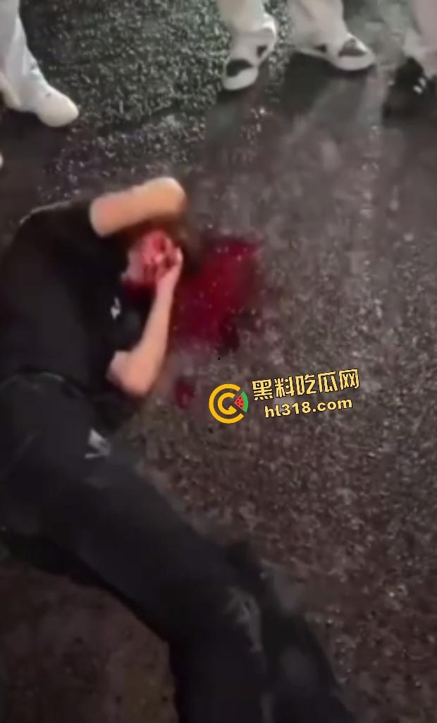 江西万载霸凌者反被群殴血溅当场！黄毛黑毛被打出心理阴影，棍子爆头血流不止，全靠路人打120急救！-7