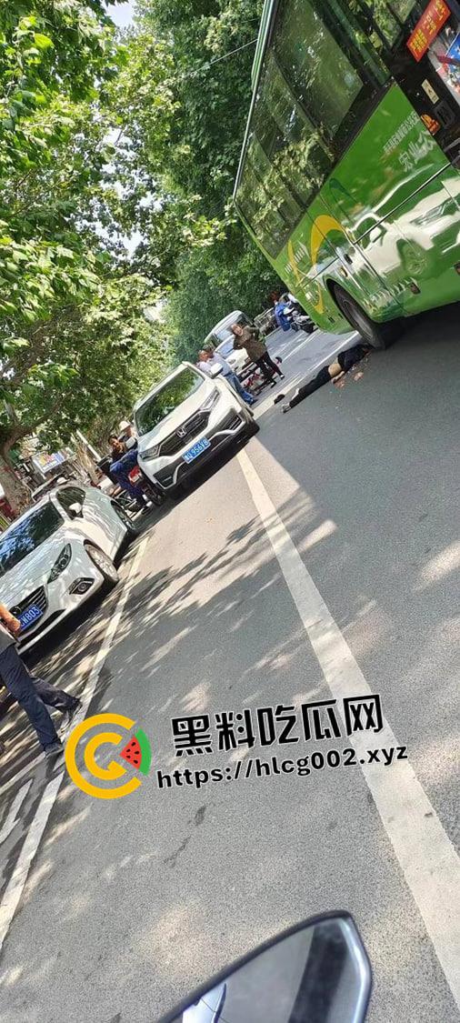 西平汽车站车祸现场视频!男子不戴头盔被公交车碾压爆头 一地脑浆 血腥慎入-2