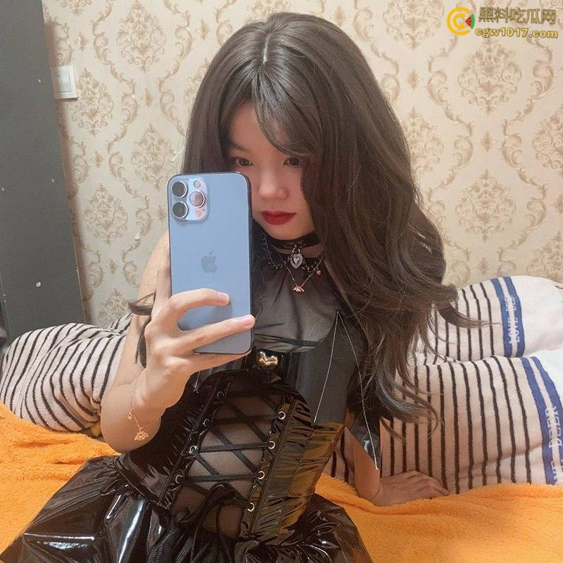 四川艺术学院【王佳佳】,黑丝开档只现粉穴菊花,边自慰边足交饥渴求操,镜子前被疯狂后入颜射一脸!-1