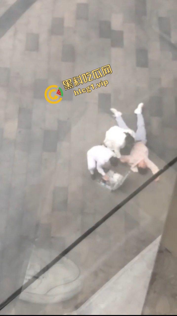 昆明 同德广场商场 15岁抑郁症男孩 因父母离异 从4楼一跃而下 跳楼自杀！-4