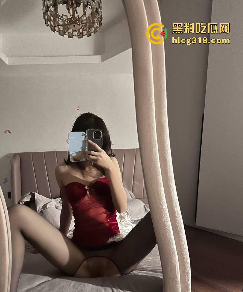 哈尔滨工业大学【张倩倩】极品反差1V1情趣装自慰,风骚嫩逼挑逗镜头,淫水四溢 !-4