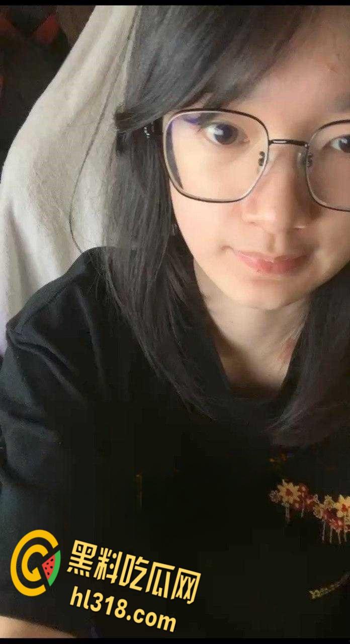 超嫩眼镜学生妹，樱桃小嘴里含着酸奶，渴望着男友的精液，开档黑丝翘着屁股，尽显粉嫩白虎小穴 !-1