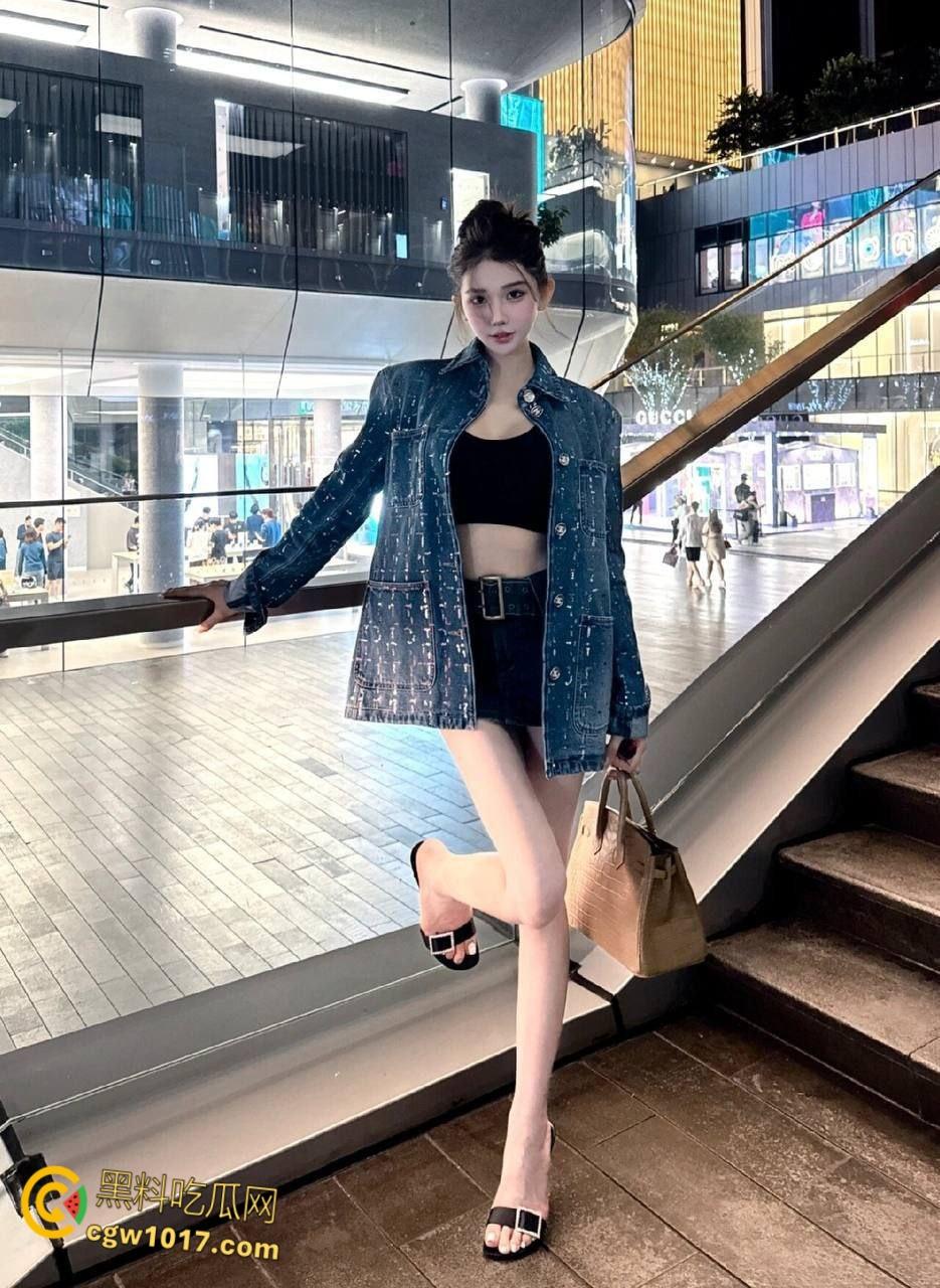 乱伦史上最愉快的一次性交!姐姐穿着肉丝袜给我足交,我给姐姐舔脚舔穴,温热的小穴直接把我夹内射了 !-1