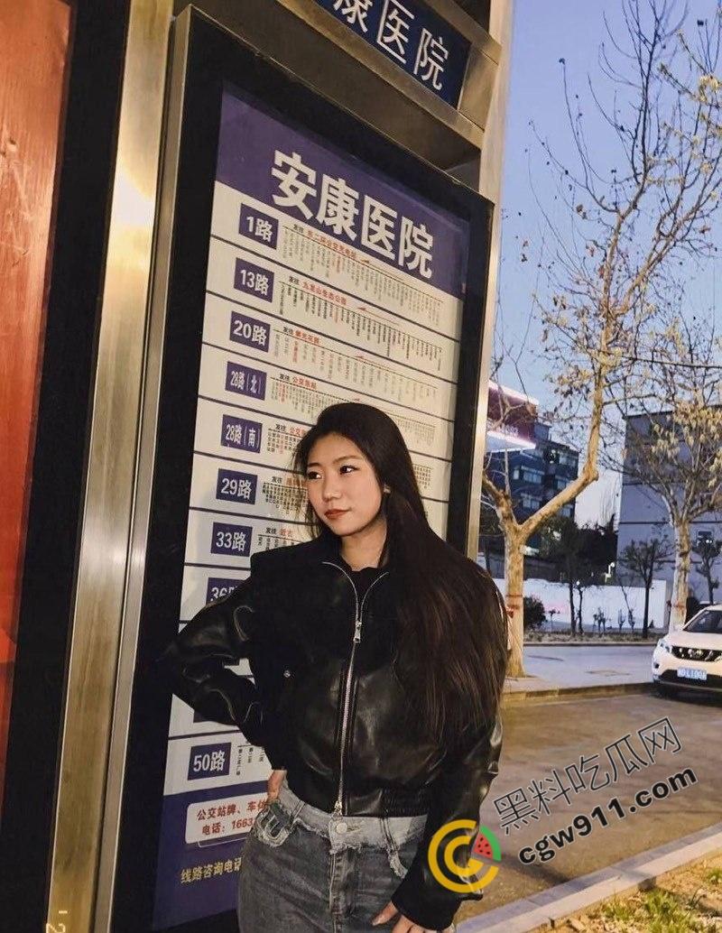 西安外国语大学校花【何岚婷】万元包养记:黑丝开裆被狂暴后入,跪地深喉,淫水四溢,金主疯狂调教,淫荡至极!-4