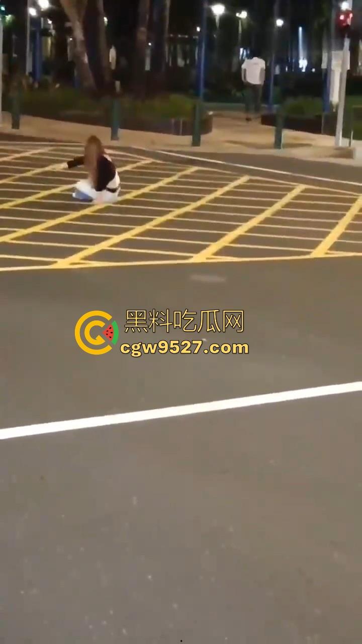澳门深夜街头一女子与男友闹矛盾,到大街上横躺堵车,到底是受了什么刺激啊,这真的是拿生命开玩笑!-2