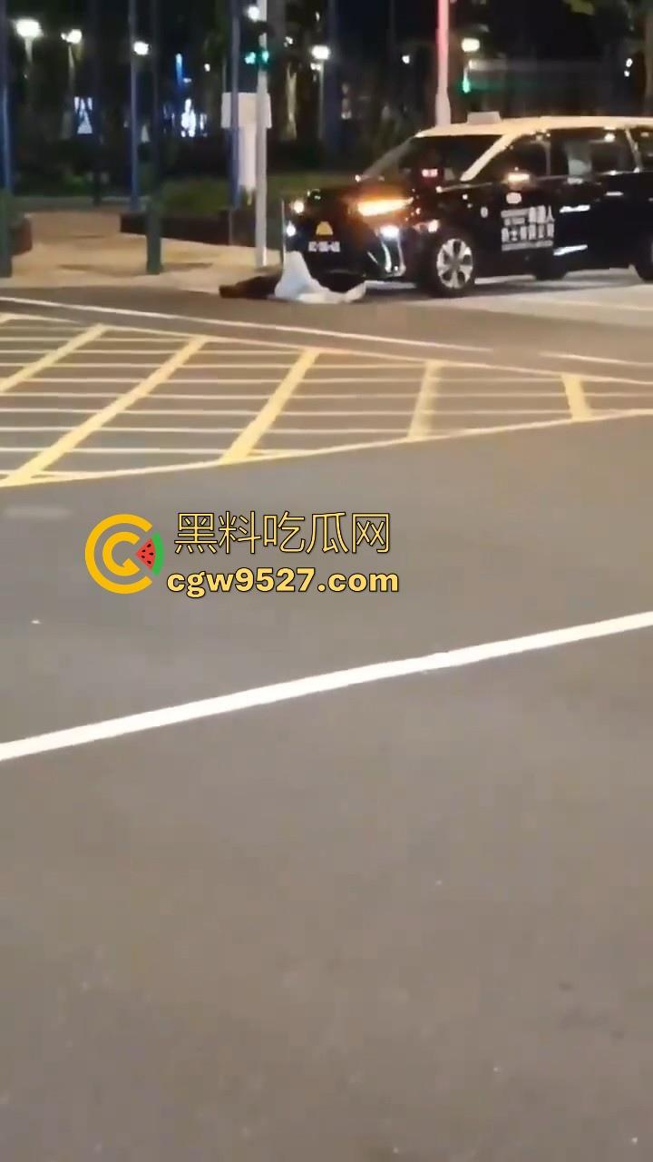 澳门深夜街头一女子与男友闹矛盾,到大街上横躺堵车,到底是受了什么刺激啊,这真的是拿生命开玩笑!-4