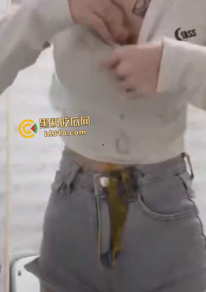 大奶女仗着自己奶子大用巨乳夹鸡蛋,夹扁的鸡蛋汁液直接从奶子里流出来,浪费粮食引发公愤!-6