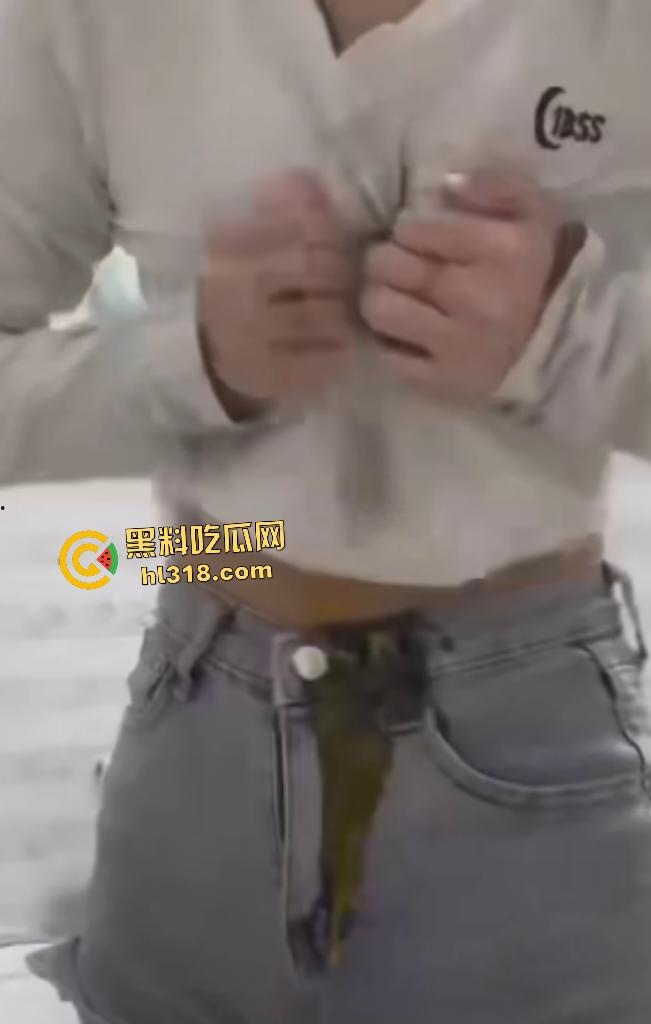 大奶女仗着自己奶子大用巨乳夹鸡蛋,夹扁的鸡蛋汁液直接从奶子里流出来,浪费粮食引发公愤!-8