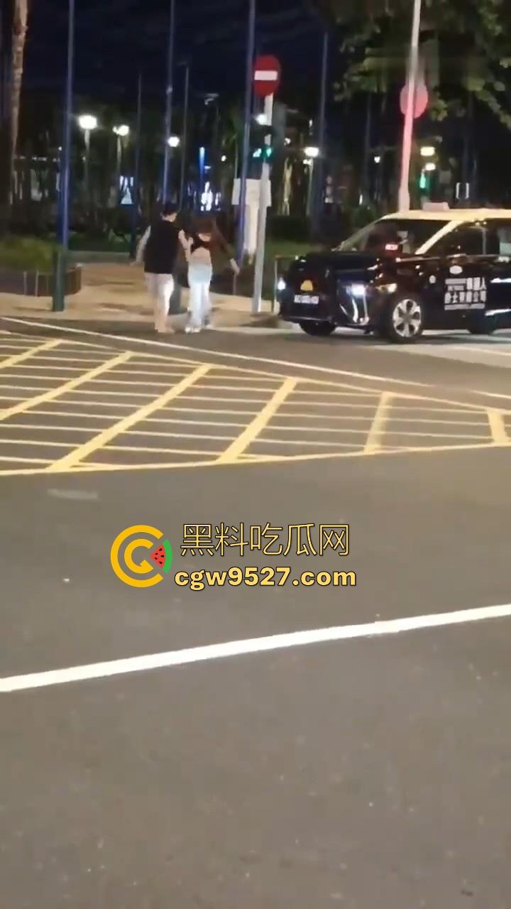 澳门深夜街头一女子与男友闹矛盾,到大街上横躺堵车,到底是受了什么刺激啊,这真的是拿生命开玩笑!-7