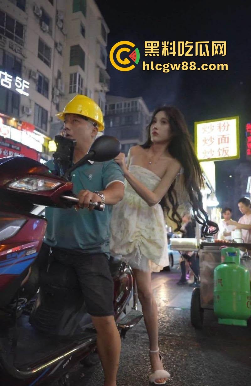 深圳街头偷拍狂潮,极品嫩妹裙底春光乍泄,透明丁字裤勒嫩鲍,阴毛浓密看的人目瞪口呆!-2