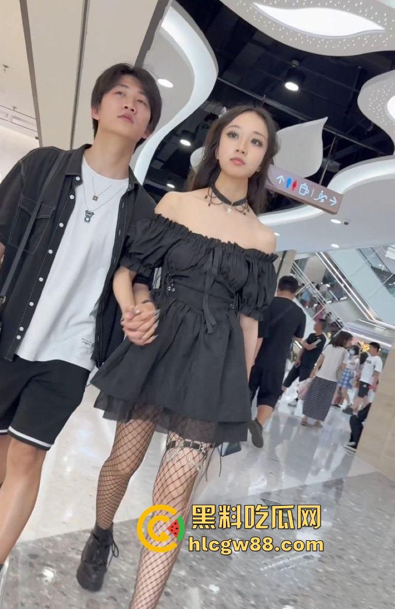 深圳街头偷拍狂潮,极品嫩妹裙底春光乍泄,透明丁字裤勒嫩鲍,阴毛浓密看的人目瞪口呆!-3