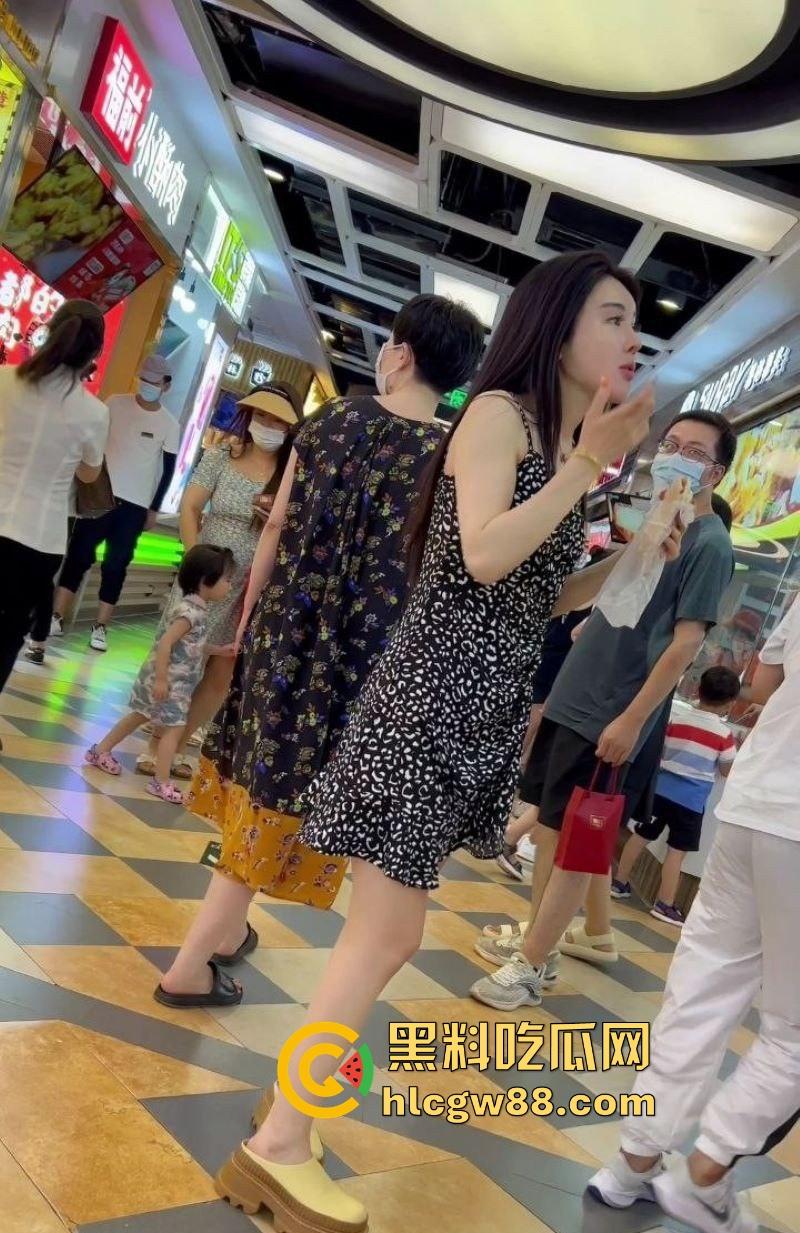 深圳街头偷拍狂潮,极品嫩妹裙底春光乍泄,透明丁字裤勒嫩鲍,阴毛浓密看的人目瞪口呆!-5