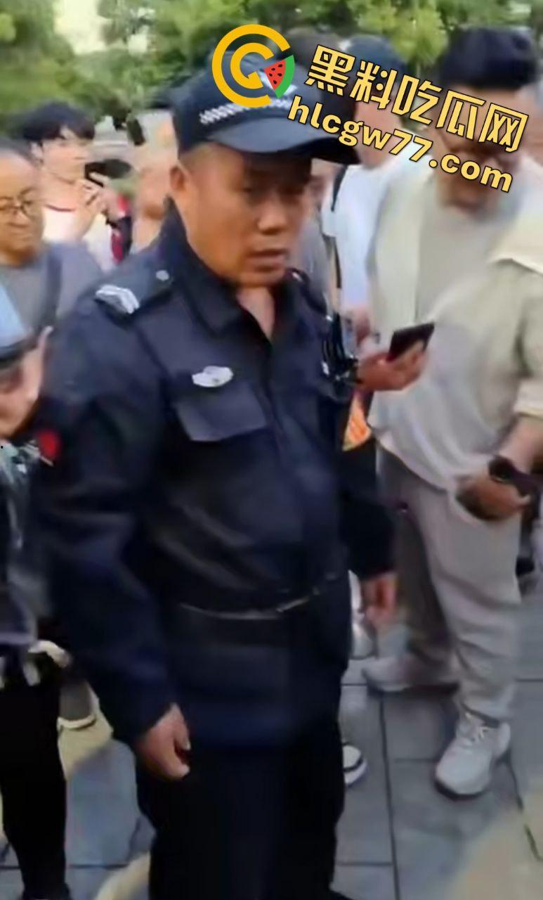 浙江宁波月湖公园惊爆变态大瓜,男子偷鱼用鱼嘴撸管,保安抓场逼放生!-1