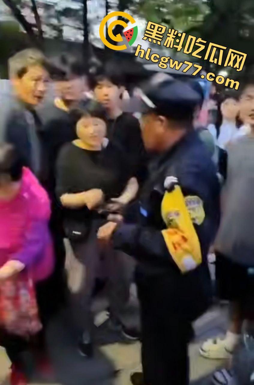 浙江宁波月湖公园惊爆变态大瓜,男子偷鱼用鱼嘴撸管,保安抓场逼放生!-2