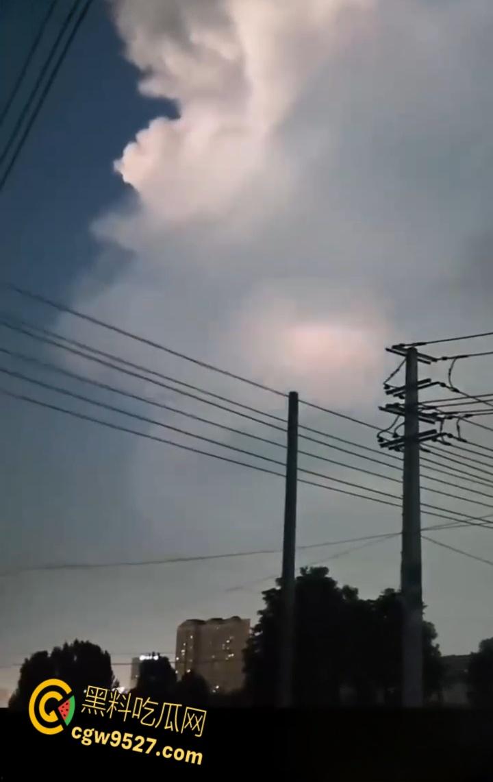 抖音上疯传灵异事件,长白山昆仑山哀牢山天空突变,道友雷电中渡劫升仙,龙影现世抓拍视频大合集 !-2