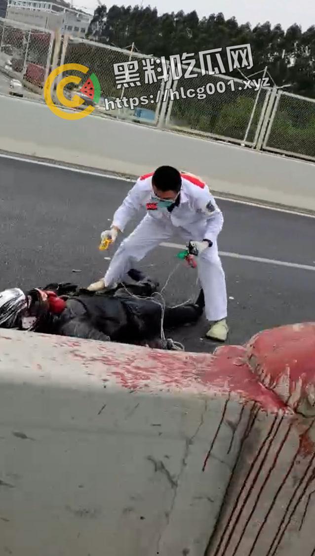 厦门同安大道杜卡迪飙车撞到柱子 人直接散架 柱子都染红了 当场盖布吃席 现场血腥画面流出-5