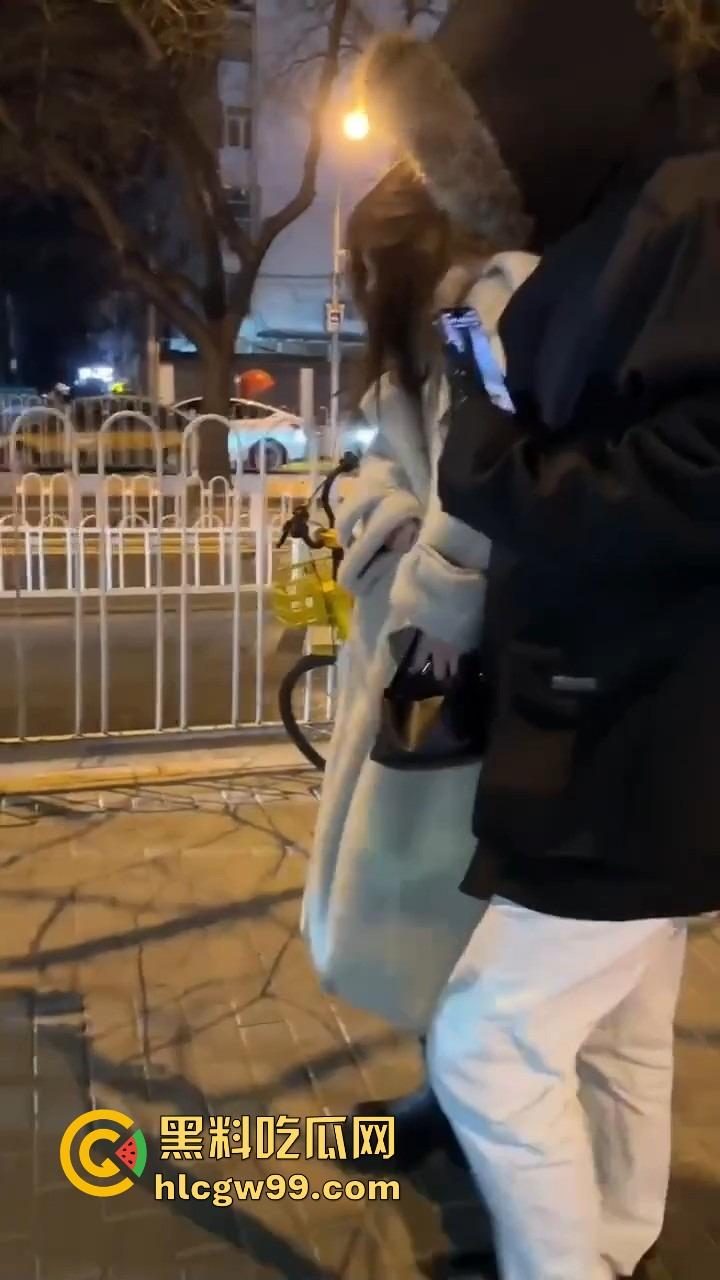 北京三里屯深夜捡尸大队,不扶奶奶过马路,专捡喝趴的光腿妹子,扶得走就扶上三蹦子一抬直接送走!-3