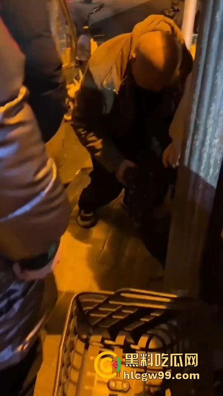 北京三里屯深夜捡尸大队,不扶奶奶过马路,专捡喝趴的光腿妹子,扶得走就扶上三蹦子一抬直接送走!-9