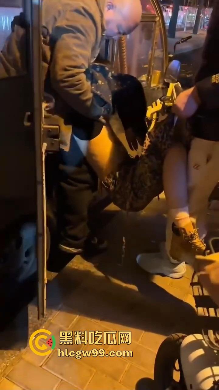 北京三里屯深夜捡尸大队,不扶奶奶过马路,专捡喝趴的光腿妹子,扶得走就扶上三蹦子一抬直接送走!-10