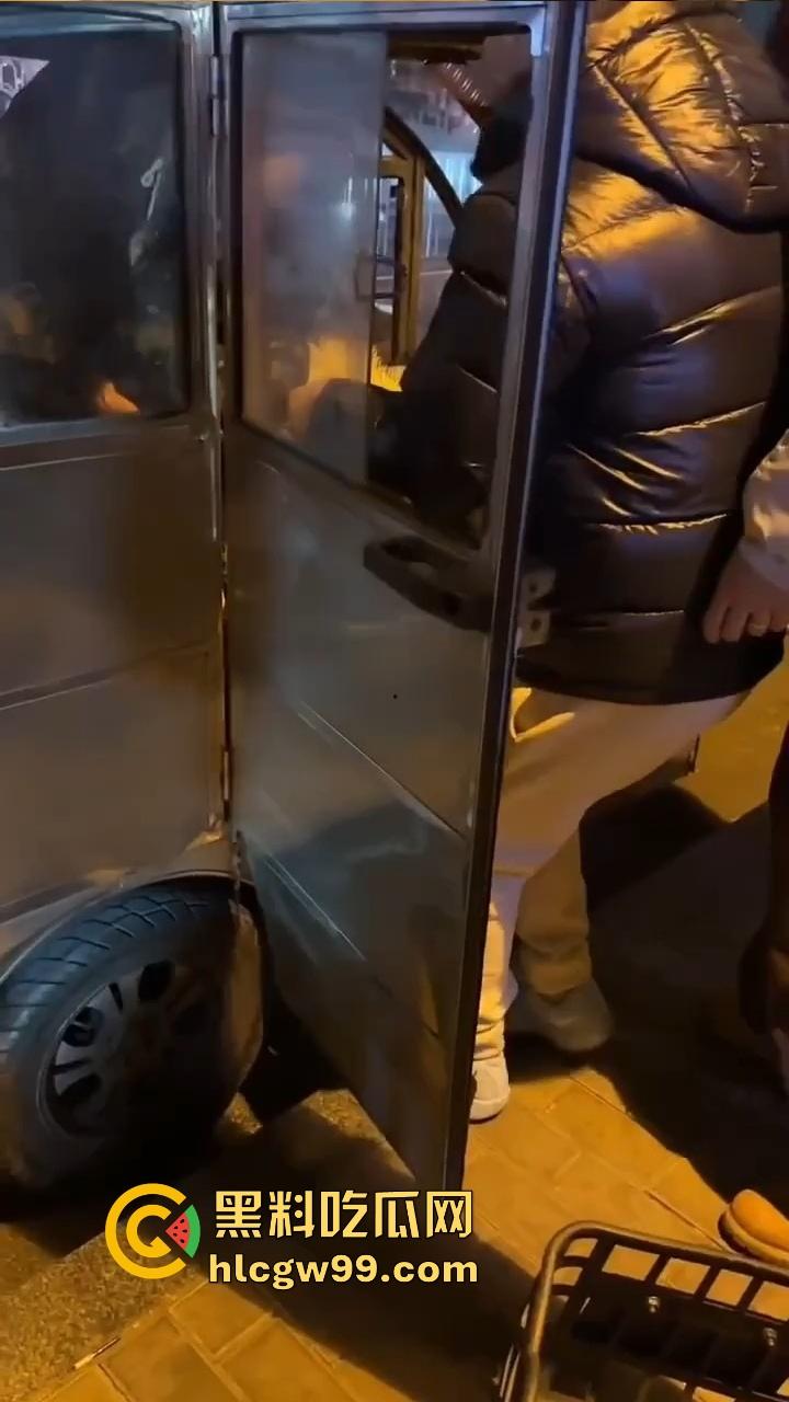 北京三里屯深夜捡尸大队,不扶奶奶过马路,专捡喝趴的光腿妹子,扶得走就扶上三蹦子一抬直接送走!-11