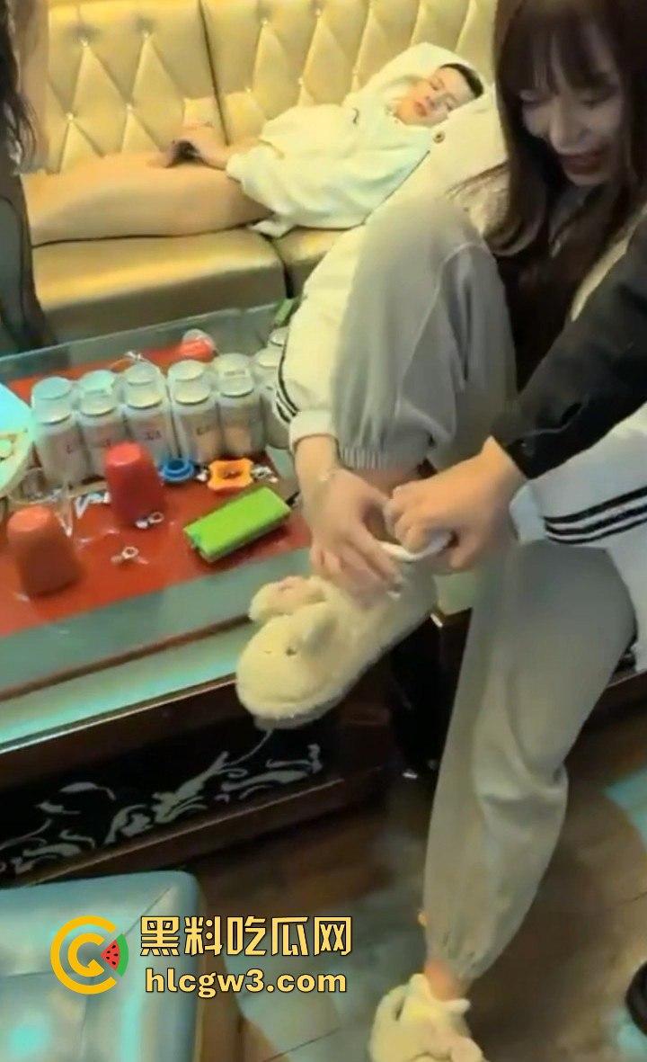 KTV包厢变炮房 黑丝小妹喝多了直接当众开操 精神小伙顶到叫声回荡 做爱全程兄弟拍 姐妹看热闹!-1