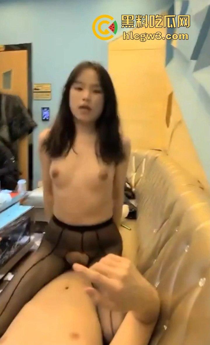 KTV包厢变炮房 黑丝小妹喝多了直接当众开操 精神小伙顶到叫声回荡 做爱全程兄弟拍 姐妹看热闹!-6