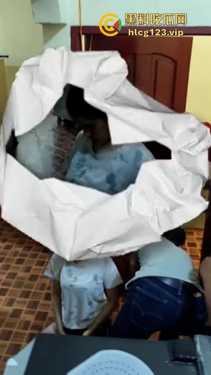 胆小慎入 印尼女子家中上吊自杀 被发现时人都硬了 视频曝光自杀细节-1