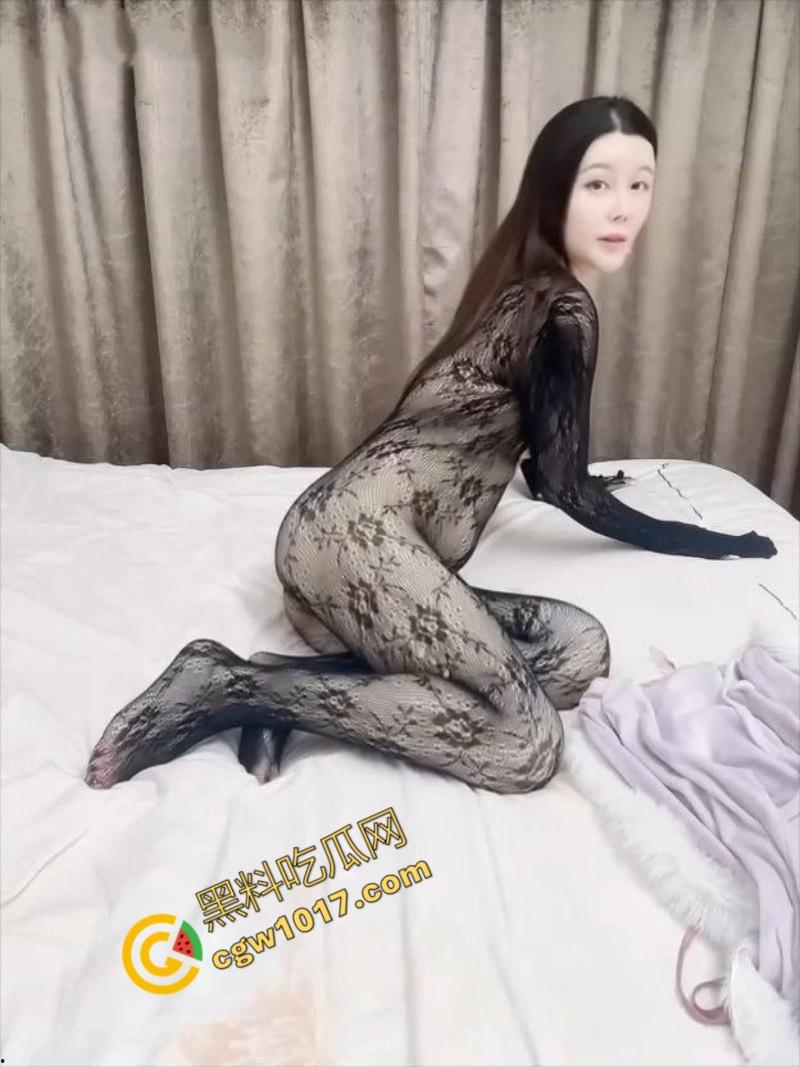 快手网红【大话女神杉杉】大尺度私拍视频曝光:知性姐姐成金主玩物,顶级大奶魅惑四射,骚贱姿势令人血脉偾张!-3