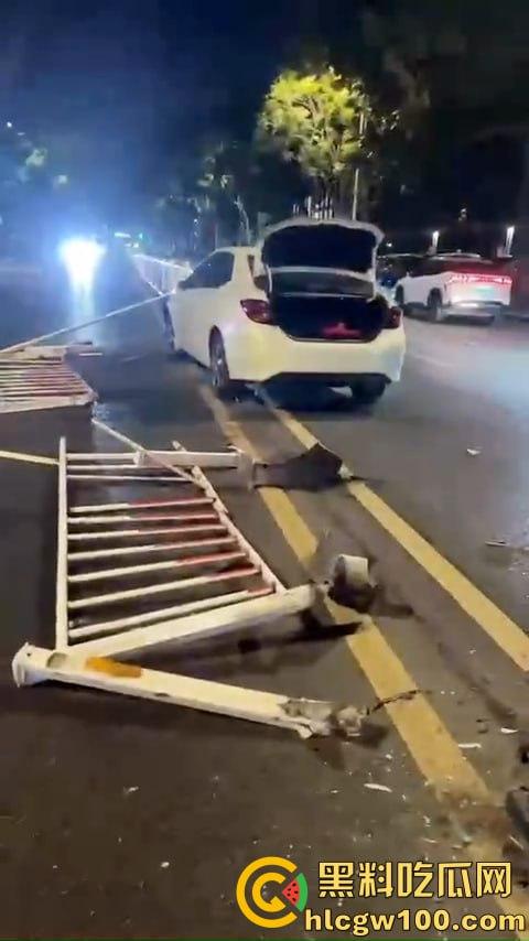 痛心!汕头长江路突发悲剧,电动车男子与汽车相撞瞬间丧命,汽车冲毁护栏-1