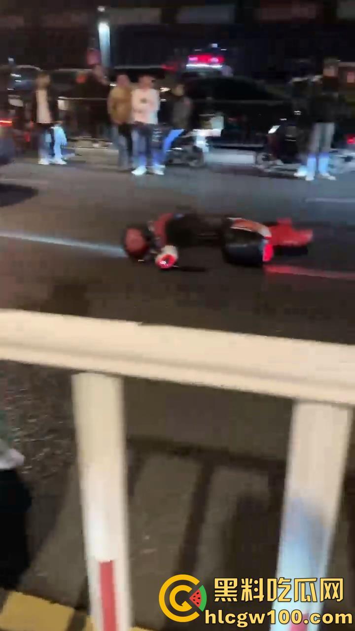 痛心!汕头长江路突发悲剧,电动车男子与汽车相撞瞬间丧命,汽车冲毁护栏-2