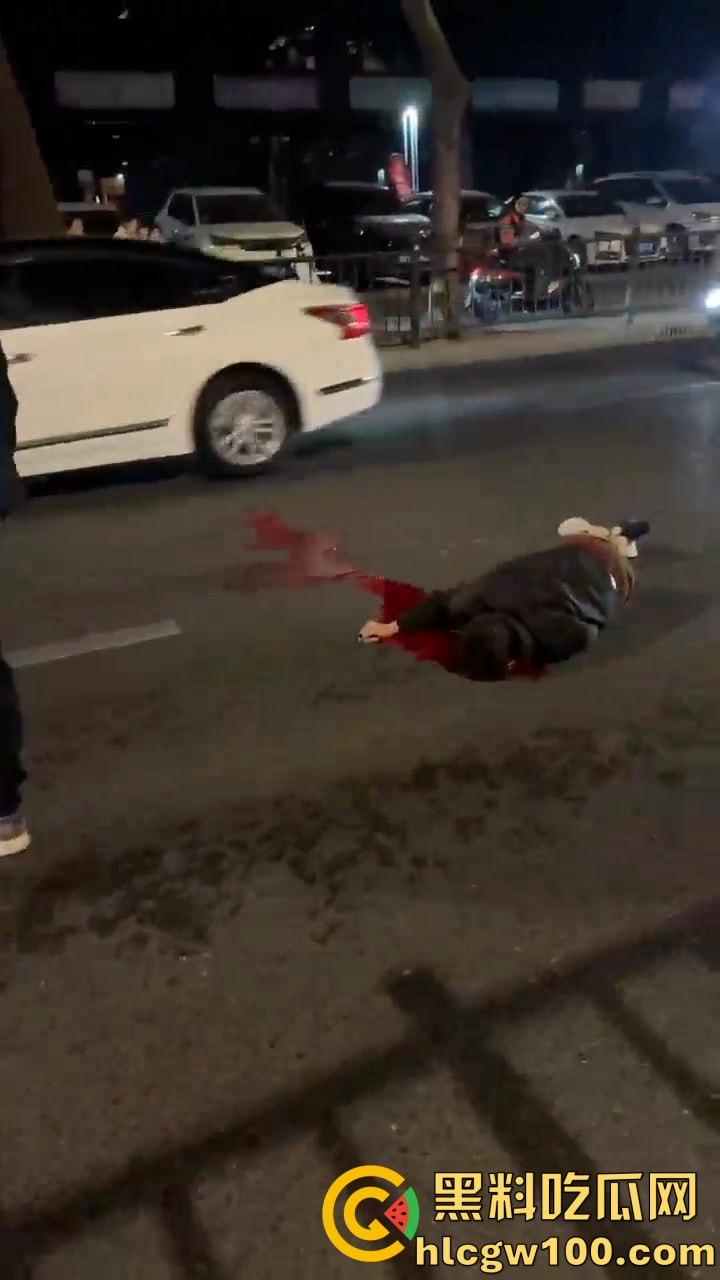 痛心!汕头长江路突发悲剧,电动车男子与汽车相撞瞬间丧命,汽车冲毁护栏-3